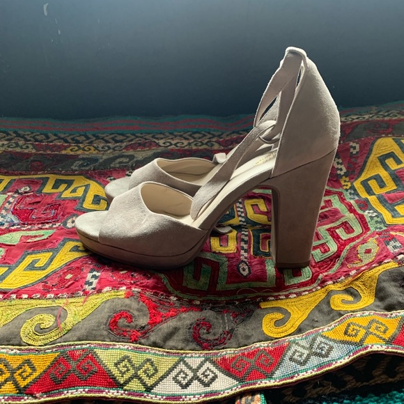 NWOT - Seychelle’s beige suede small platform ankle tie hi heels - Picture 3 of 7